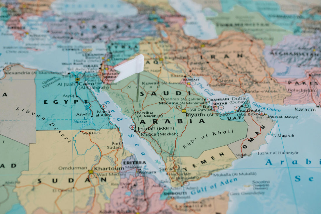 Karte von Oman und den Nachbarländern auf der Arabischen Halbinsel, mit Fokus auf Saudi-Arabien, Jemen und den Golf von Oman.